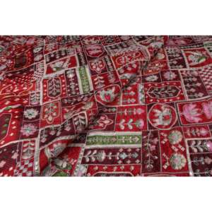 Tela de crepé de viscosa bordada floral color granate de 44 pulgadas de ancho con lentejuelas y trabajo de zari plateado tejido - Product Image 2