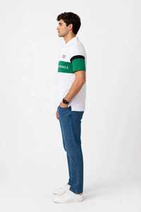 Polo de Manga Corta para Hombre, Color Blanco con Bloques de Color, Rayas Verdes y Estampado de Letras - Product Image 2