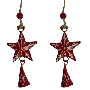Adornos colgantes de estrellas de metal rojo con motivos florales pintados en blanco, campanas colgantes y lazos de hilo para decoración navideña - Product Image 1