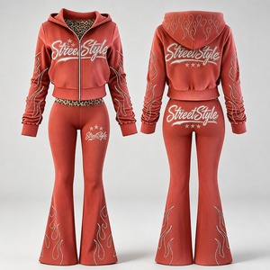 Ensemble de survêtement streetwear rouge personnalisé pour femme avec motif flamme en strass, sweat à capuche court et pantalon évasé - Product Image 1