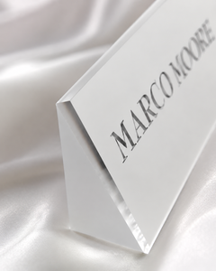 Plaque de nom moderne en acrylique poli transparent/blanc, durable, écologique, imprimée UV et gravée au laser, pour présentoir à bijoux - Product Image 1