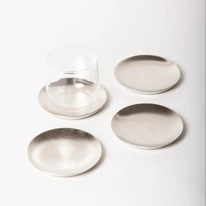 Posavasos de metal resistentes para vasos de bebidas con revestimiento resistente al óxido, adecuados para mesas de interior y exterior. - Product Image 1