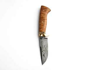 Cuchillo de campo utilitario de hoja fija de acero de Damasco hecho a mano con mango de madera de arce rizado y guardacuchillo de latón - Product Image 1