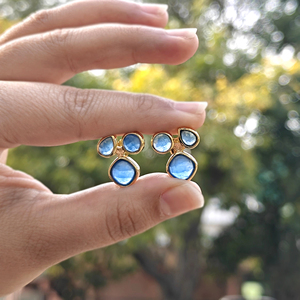 ต่างหูแบบติดหูประดับพลอยสามเม็ด ทอง 18k ชุบทองเหลือง หยกสีน้ำเงิน ทรงตัดแบบเช็คเกอร์ รูปทรงผสมผสาน เครื่องประดับเก๋ไก๋สำหรับใส่ทุกวัน - Product Image 4