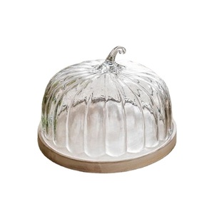 Dôme à gâteau en verre transparent cannelé avec base en bois massif, présentoir élégant pour desserts, pour table à manger, décoration de cuisine, PUMPKIN INSPIRE DOME - Product Image 1