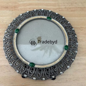 Cadre photo en métal artisanal, élégant présentoir photo pour la maison par Tradebyd - Product Image 1