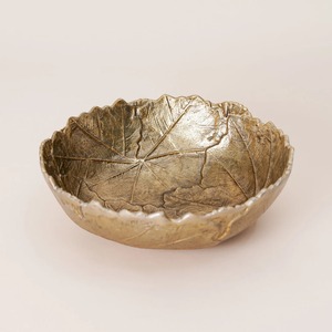 Plato Decorativo de Metal Hecho a Mano con Diseño de Hojas Talladas y Acabado Plateado, Ideal para Regalo - Product Image 5