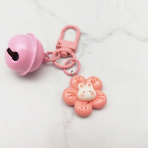Adorable porte-clés en forme de lapin rose pastel avec fleur, en plastique, tendance mode mignonne pour les filles et les femmes - Product Image 1