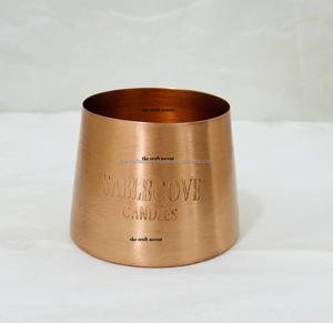 Tarro para velas de cobre de lujo personalizado al por mayor con acabado cepillado para decoración del hogar tarros para velas vacíos perfumados de metal redondos hechos a mano - Product Image 1
