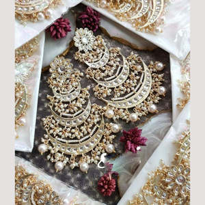 Pendientes colgantes de varias capas JeweleMarket Royal, joyería de moda con adornos Kundan y perlas. - Product Image 1