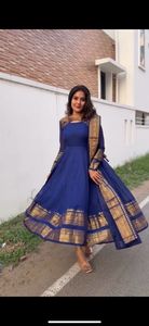 Impresionante vestido Anarkali con vuelo y dupatta para mujer, con bordado Zari dorado, perfecto para bodas y ocasiones festivas. - Product Image 5