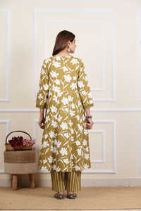 Ensemble Anarkali en coton à imprimé floral et broderies miroir, col en V, manches trois-quarts, longueur cheville, avec pantalon et dupatta, séchage rapide, idéal pour l'été et la protection solaire - Product Image 5