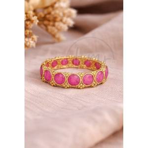 Anillo de Eternidad de Alta Gama Chapado en Oro de 18K con Rubíes Teñidos, Banda Elegante y Moderna para Mujer, para Compromiso o Regalo - Product Image 4