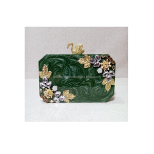 Pochette en résine rose avec fermoir cygne et embellissements floraux dorés faits à la main pour femmes sac à main de mariage - Product Image 2