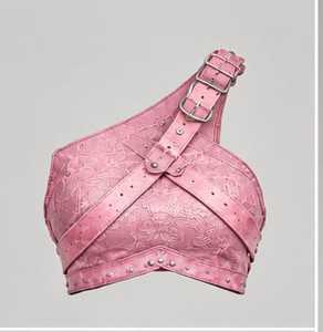Costume de guerrière en cuir pour femme avec épaulettes en fourrure et ensemble d'armure - Product Image 6