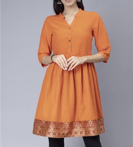 Vente Flash : Haut court tendance pour femme – Style estival ajusté et moulant, idéal pour un look décontracté, basique mais de haute qualité - Product Image 1