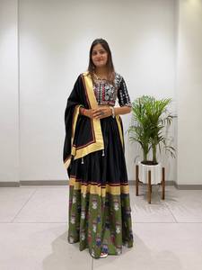 Nouvelle Tendance : Lahenga Choli en Rayonne Longueur Cheville avec Dupatta Ornée de Miroirs Véritables, Prêt-à-Porter pour Fêtes Toutes Saisons - Product Image 2