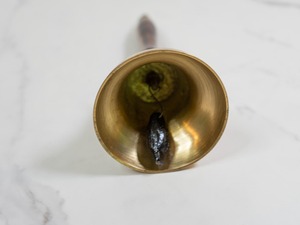 Campana de Mano de Metal Nueva con Sonido Nítido, Campana de Mano de Latón Dorado con Mango de Madera para Templo, Pooja, Adoración, Meditación, Yoga, Sanación - Product Image 4