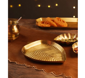 Plato de servir de latón con forma de hoja, hecho a mano, pulido, elegante, vajilla decorativa de primera calidad al mejor precio - Product Image 1