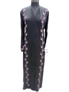 Abaya noire brodée à col en V pour femme, longueur maxi, coupe ample, robe modeste, style Moyen-Orient, usage quotidien, manches trois quarts - Product Image 2