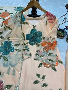 ชุดคุर्ติชาราร่าปักลายดอกไม้พร้อมผ้าคลุมไหล่สำหรับผู้หญิง – ชุดงานเลี้ยงสีพาสเทลสุดหรูหราพร้อมงานปักเลื่อมและงานปักดิ้น - Product Image 2