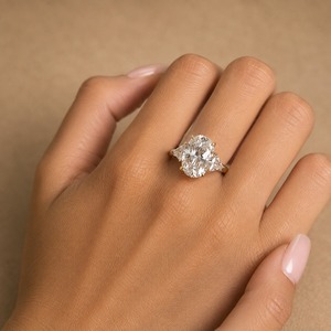 Bague de fiançailles pour femme en diamant de laboratoire ovale de 4 carats, or jaune 14 carats, pierres latérales en trilobis, certifiée IGI, clarté VVS2, couleur E - Product Image 4