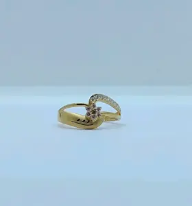 Elegante Anillo Floral de Oro Amarillo de 22K con una Piedra Rosa en el Centro y un Conjunto de Cristales Brillantes en Forma de Ola para Mujer - Product Image 1