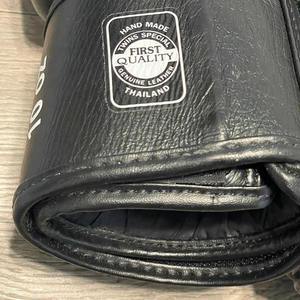 Guantes de Boxeo Twins Muaythai con Nuevo Diseño de Impresión Digital, Cuero Vacuno Auténtico, Ligeros, Dedos Completos, Agarre de Mano, Cierre de Gancho y Bucle - Product Image 6