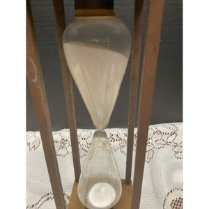 Nouvelle conception de minuteur à sable en verre traditionnel avec cadre métallique pour la décoration intérieure et la mesure du temps - Product Image 2