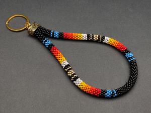Porte-clés de poignet tendance fait main pour femme avec perles et motif décoratif noir, rouge, orange, jaune, blanc, bleu, or, avec anneau doré - Product Image 2
