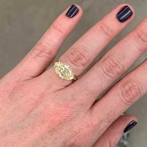 Bague de fiançailles en or véritable 10k 14k 18k avec diamant jaune ovale de 5 carats, clarté VS, certifié IGI, finition brossée, pour mariée - Product Image 1