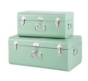 Elegante juego de baúles metálicos color mostaza y salvia con herrajes plateados para interiores contemporáneos - Product Image 4