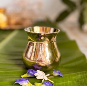 Lota o Recipiente para Agua de Latón Antiguo Hecho a Mano para Puja, Maceta con Diseño Curvo y Estilo Personalizado con Empaque Premium - Product Image 1