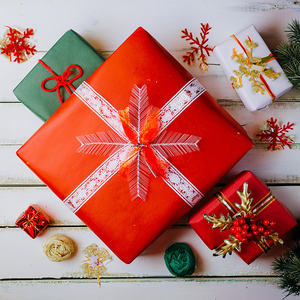 Última Llegada de Stock, Papel de Navidad Reciclable Multicolor de la Mejor Calidad y Más Vendido, 60-100 GSM, para Envolver Regalos Festivos - Product Image 1