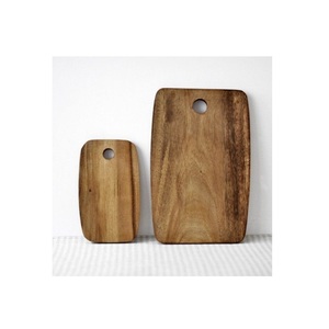 Planche à découper en bois massif faite à la main, planche à découper naturelle, planche de service rustique pour la cuisine, la maison, le restaurant et la restauration - Product Image 2