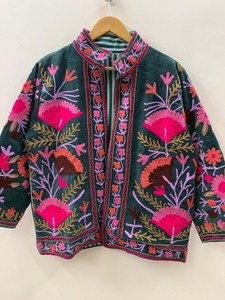Veste courte en velours vert foncé brodée à la main avec des broderies florales roses vibrantes, idéale pour les soirées et les occasions spéciales - Product Image 3