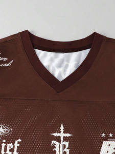 Maillot de football américain entièrement personnalisé en maille 100 % polyester marron avec motif graphique gothique et panneau léopard, col en V, conception OEM en gros - Product Image 3
