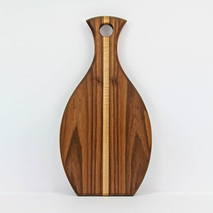 Planche à découper élégante en bois de noyer, dotée d'un profil symétrique en forme de pagaie, accentué par une bande centrale saisissante, idéale pour couper les légumes. - Product Image 1
