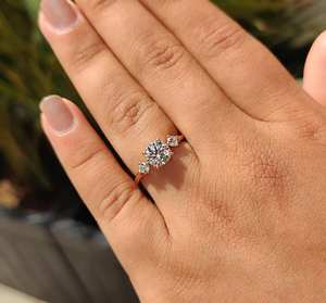 Anillo de Compromiso para Mujer de Oro Sólido de 10K, 14K, 18K con Diamante Cultivado en Laboratorio de 1 CT, Corte Brillante, E/F VVS1 VVS2 VS1, Oro Blanco, Amarillo y Rosa - Product Image 1