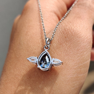 Collier pendentif classique en argent 925 plaqué rhodium avec saphir et accents latéraux en diamant taille poire, forme goutte d'eau - Product Image 4