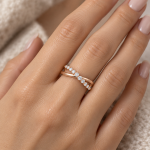 Anillo de Aniversario para Mujer, Diseño Cruzado con Diamantes Graduados, Oro Amarillo de 14K, Diamante Cultivado en Laboratorio, Certificado IGI, Bañado en Rodio - Product Image 3