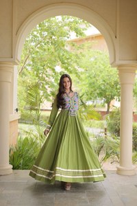 Vestido indio de primera calidad, elegante y sofisticado, llamativo y moderno, ideal para Navratri. - Product Image 1