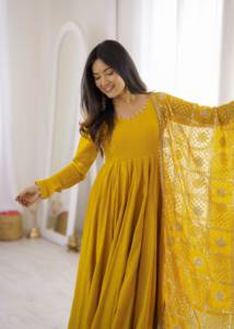 Vestido Anarkali de diseñador en seda romana Chanderi 16 Kali con parte inferior en seda romana Chanderi y dupatta de georgette sintética, conjunto listo para usar. - Product Image 3