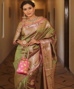 Sari de Seda Verde Claro con Borde Rosa, Estilo Banarasi, para Bodas Indias Tradicionales, Sari Drapeado para Mujer, Largo hasta el Suelo - Product Image 4