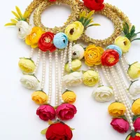Décoration murale artisanale écologique à fleurs perlées, fleurs rouges/rose/jaunes, anneaux dorés, pompons de perles, design moderne pour la maison