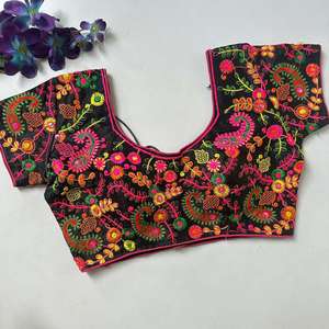 Blouse Prête à Porter en Soie Fantaisie, Modèle Designer, avec Détails de Conception sur un Côté et Dos Superbe, pour un Style Multi-Usages - Product Image 1