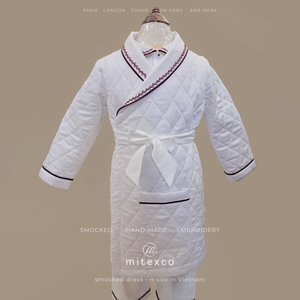 Mitexco - Bata de pijama acolchada blanca PJM con ribete rojo, manga regular, 100% algodón, para niñas, vestido de invierno hasta la rodilla, corte en A, hecho en Vietnam - Product Image 2