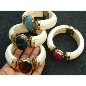 Bracelets en bois élégants faits à la main en résine et en bois, accessoires de mode en cristal pour un style intemporel - Product Image 3