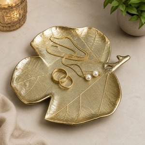 Bandeja de Servicio Artesanal de Aluminio de la Mejor Calidad con Acabado Liso y Forma de Hoja para Decoración del Hogar y Festividades, para Venta de Exportación - Product Image 1