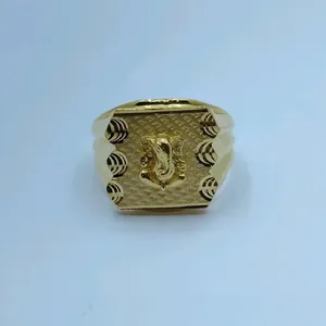 Élégante bague en or pour homme, ornée d'un motif sacré de Ganesha sur un fond finement texturé, offrant un symbole puissant. - Product Image 3